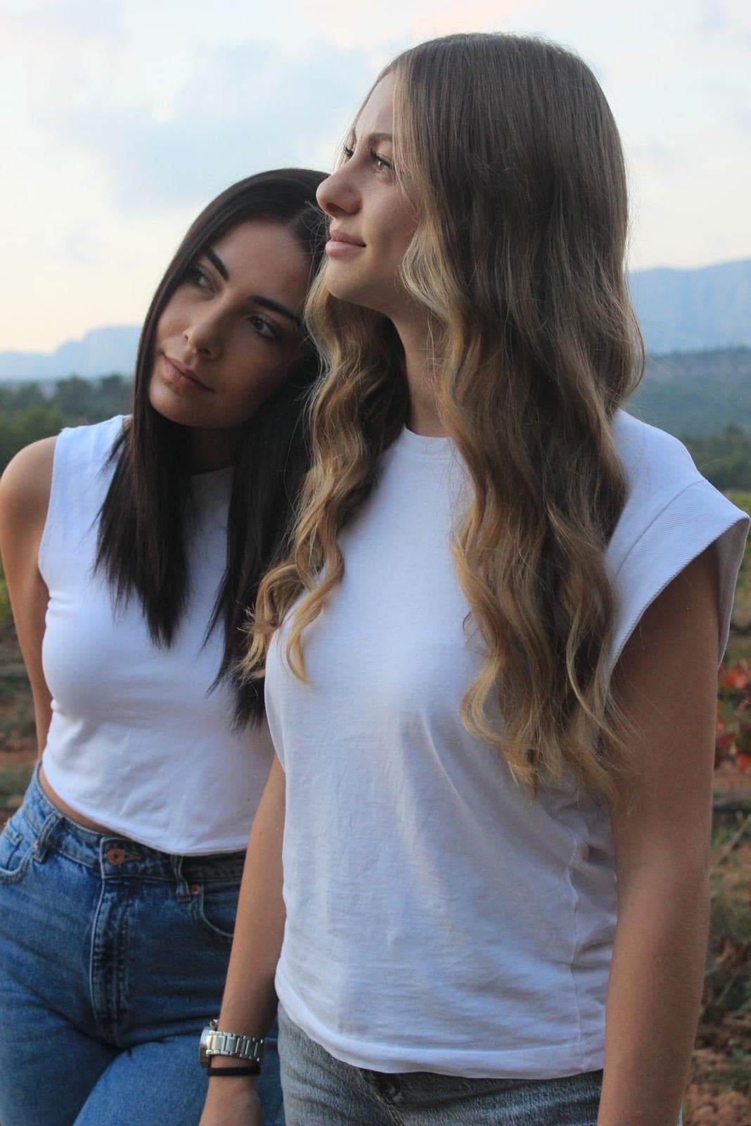 Deux clientes de MC Studio, l'une avec un balayage blond ondulé, l'autre les cheveux foncés lissés, dans les vignes de Rousset face à la Sainte-Victoire