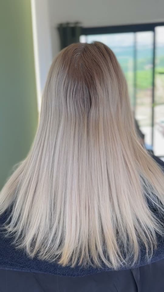 Avant après d'une transformation complète : balayage et coloration réalisés à MC Studio Rousset