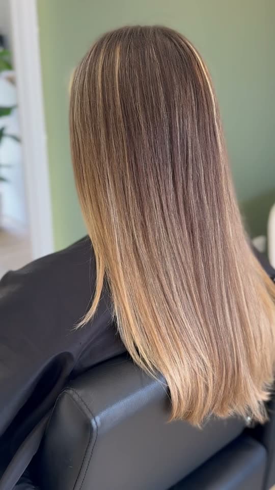 Avant après d'un balayage signature MC Studio, éclat et lumière sur cheveux longs